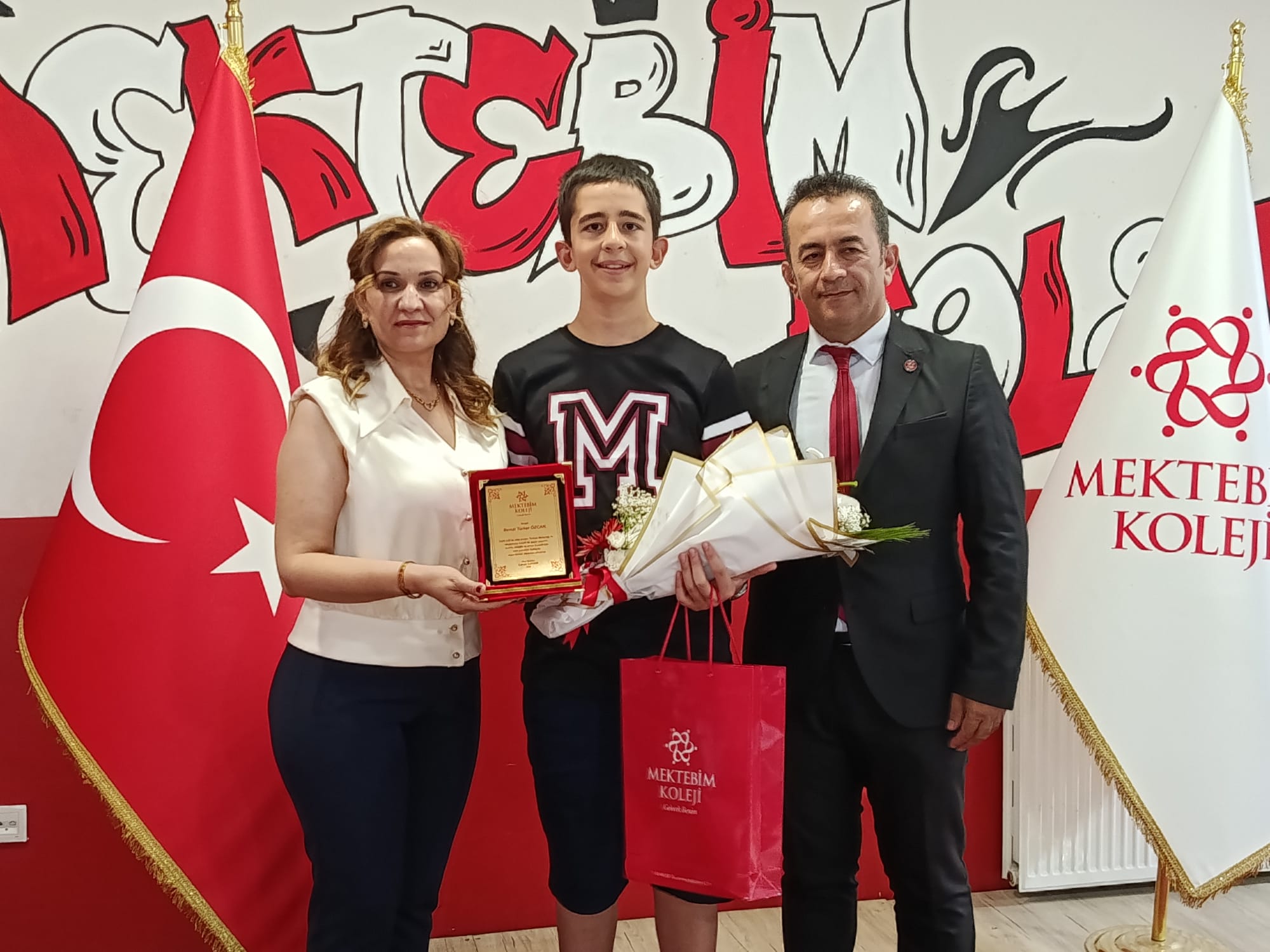 LGS'nin bugün açıklanan sonuçlarına göre tüm soruları doğru yanıtlayan Mektebim Koleji Edirne Kampüsü öğrencisi Remzi Türker Özcan'a tebrik töreni düzenlendi.